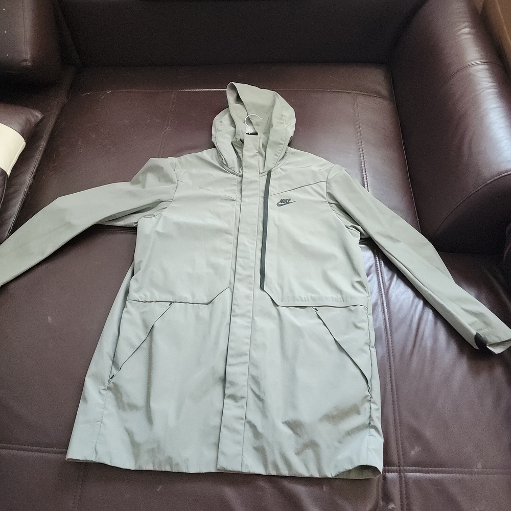 Nike Gray Raincoat with High Collar and Weather-Resistant Material